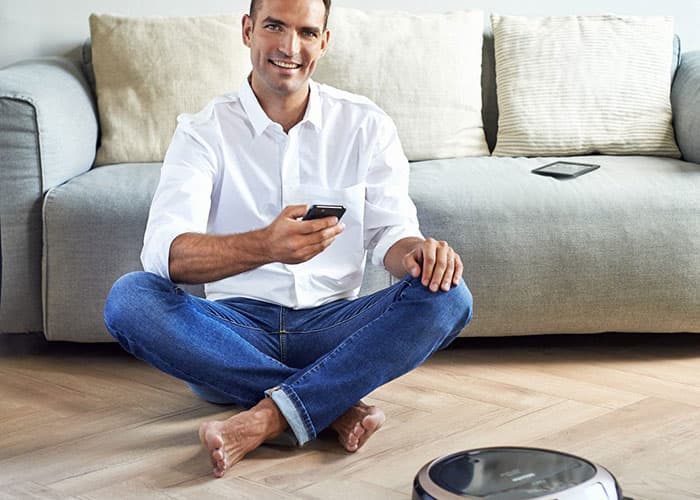 Szilágyi Áron a Miele új Scout RX3 robotporszívójával. Szilágyi Áron a Miele új Scout RX3 robotporszívójával.