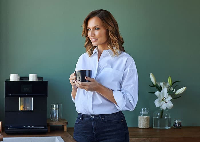 Tomán Szabina a Miele kávégépével. Tomán Szabina a Miele kávégépével.